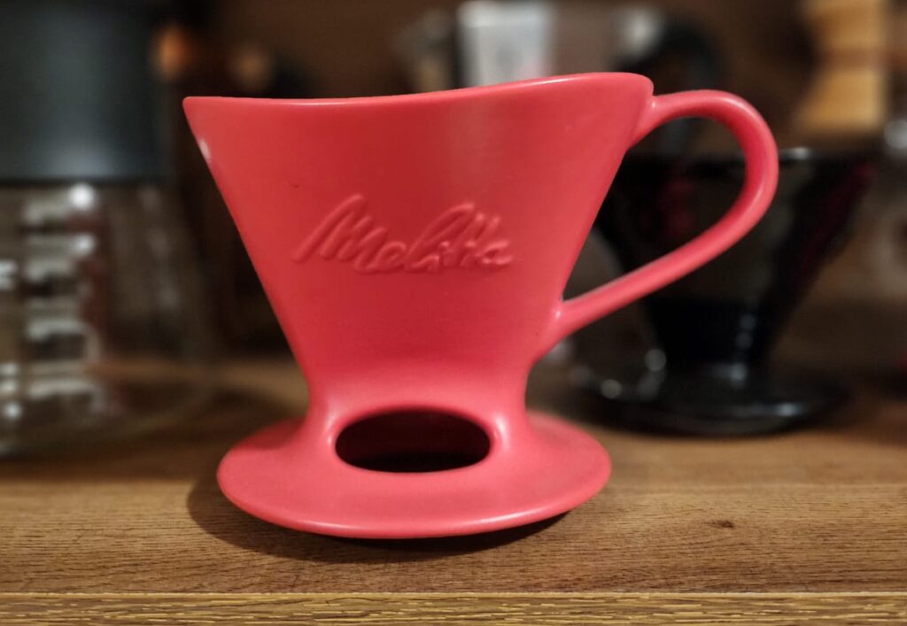 Porta filtro de café da marca Melitta. Na cor vermelha e em cerâmica.